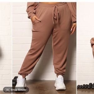 CAMEL JOGGERS
FASHION NOVA
NWOT
SIZE 3X